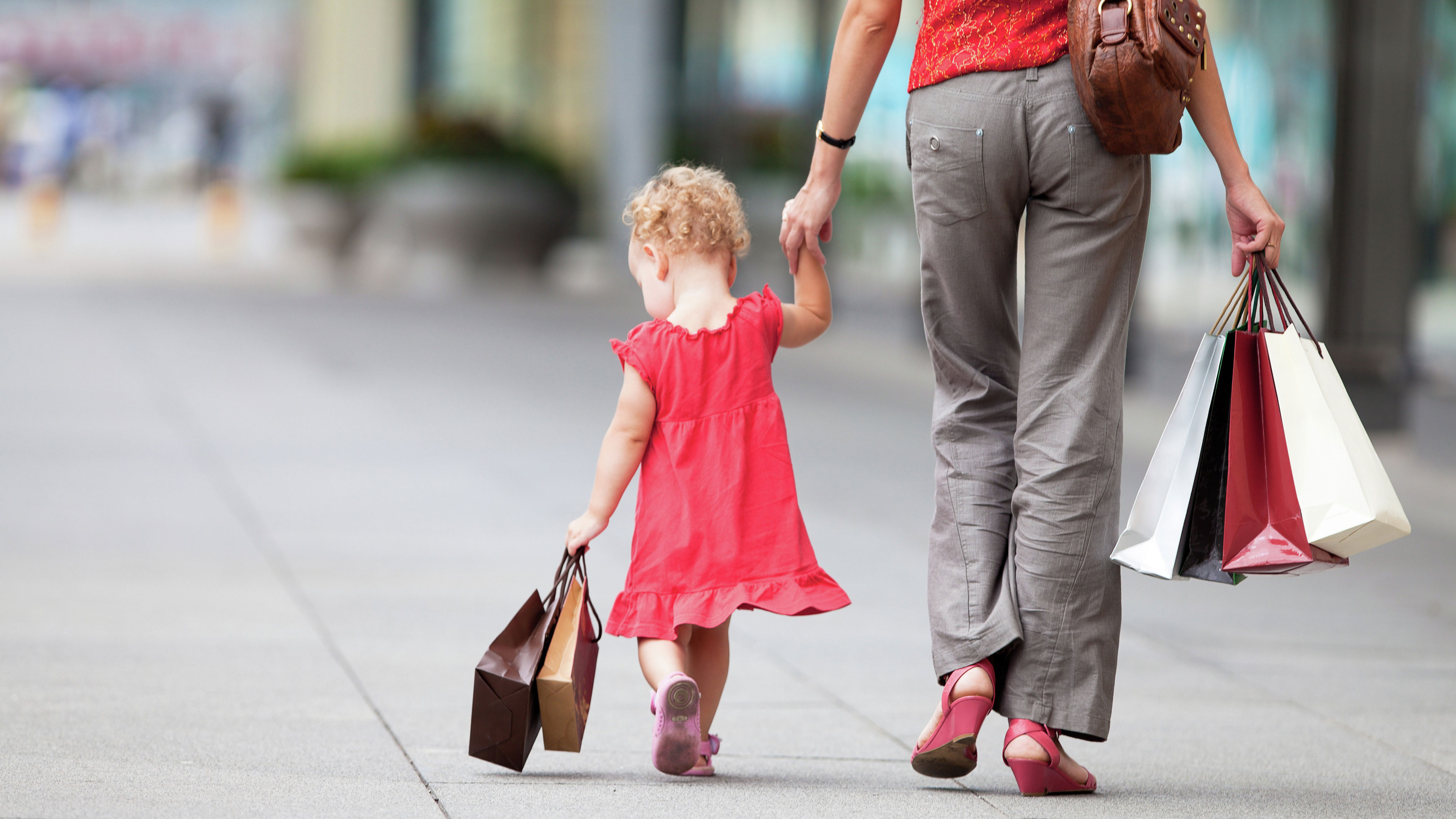 Mum go to the shops. Модные дети и родители. Стильная женщина с ребенком. Дети шоппинг. Мама с ребенком идут.